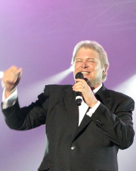 John Farnham em apresentação, em 2010