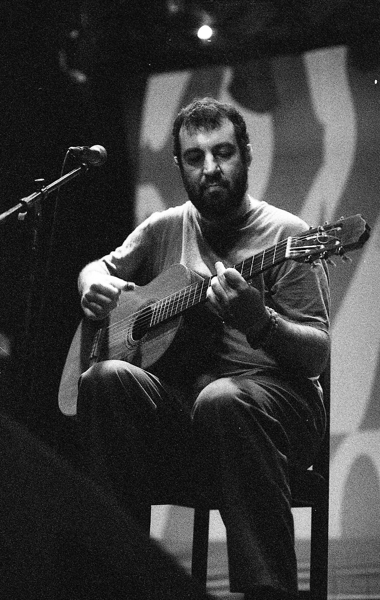Kiko Dinucci, guitarrista do Metá Metá, em show no Circo Voador