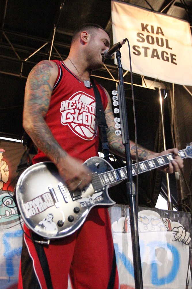 Chad Gilbert em show do New Found Glory na Warped Tour, em 2012.