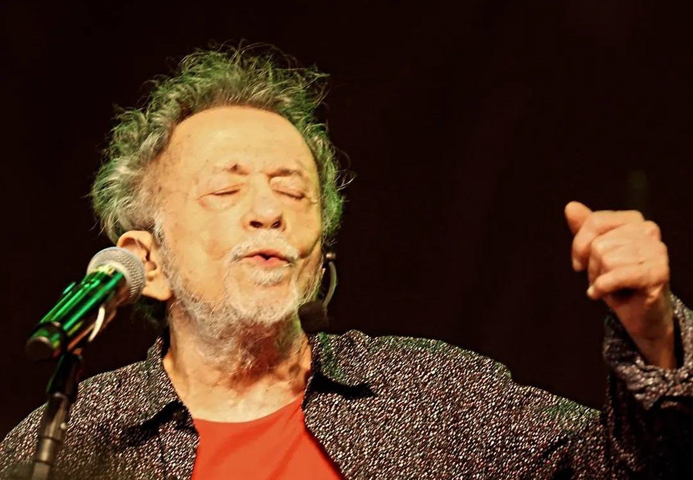 Tom Zé em show no Sesc Itaquera.