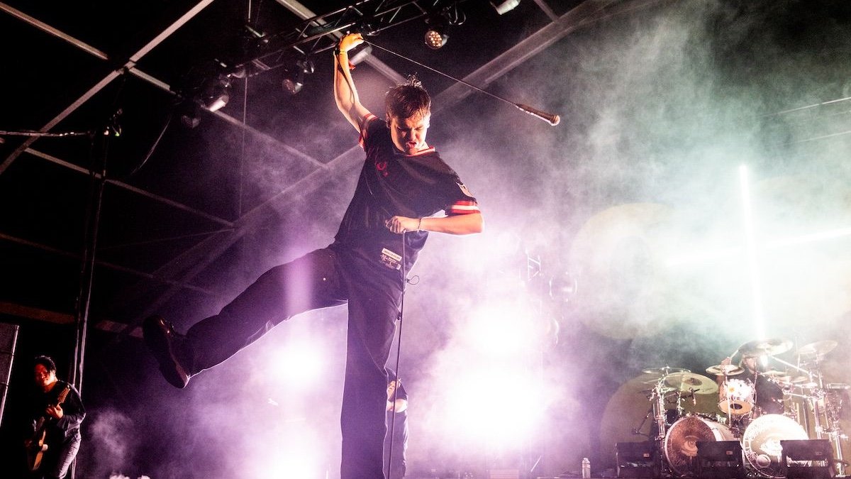 Knocked Loose doa US$ 8 mil a fã que ficou paralisada durante show da banda