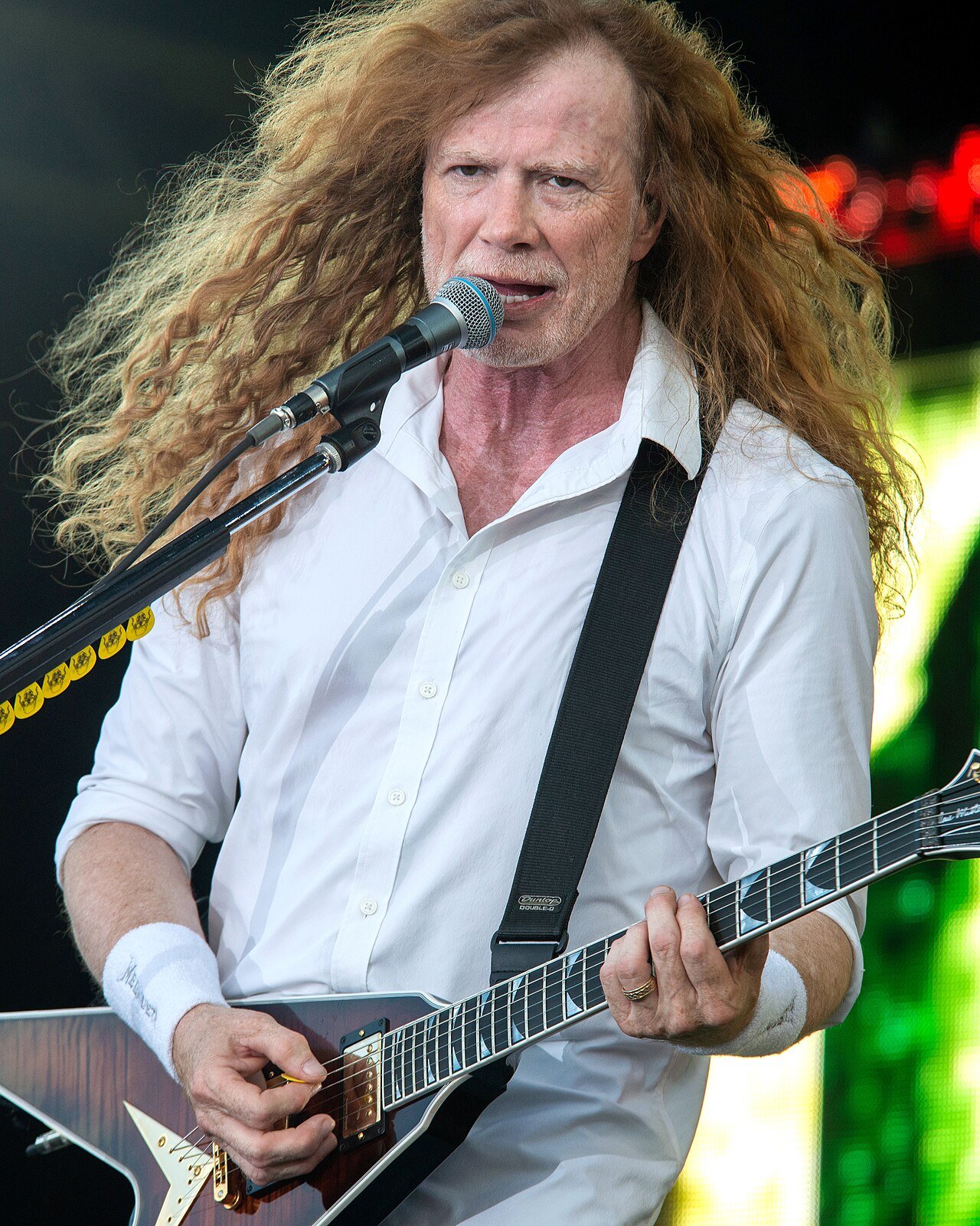 Dave Mustaine mostra aos fãs a doença na mão que leva o Megadeth a parar