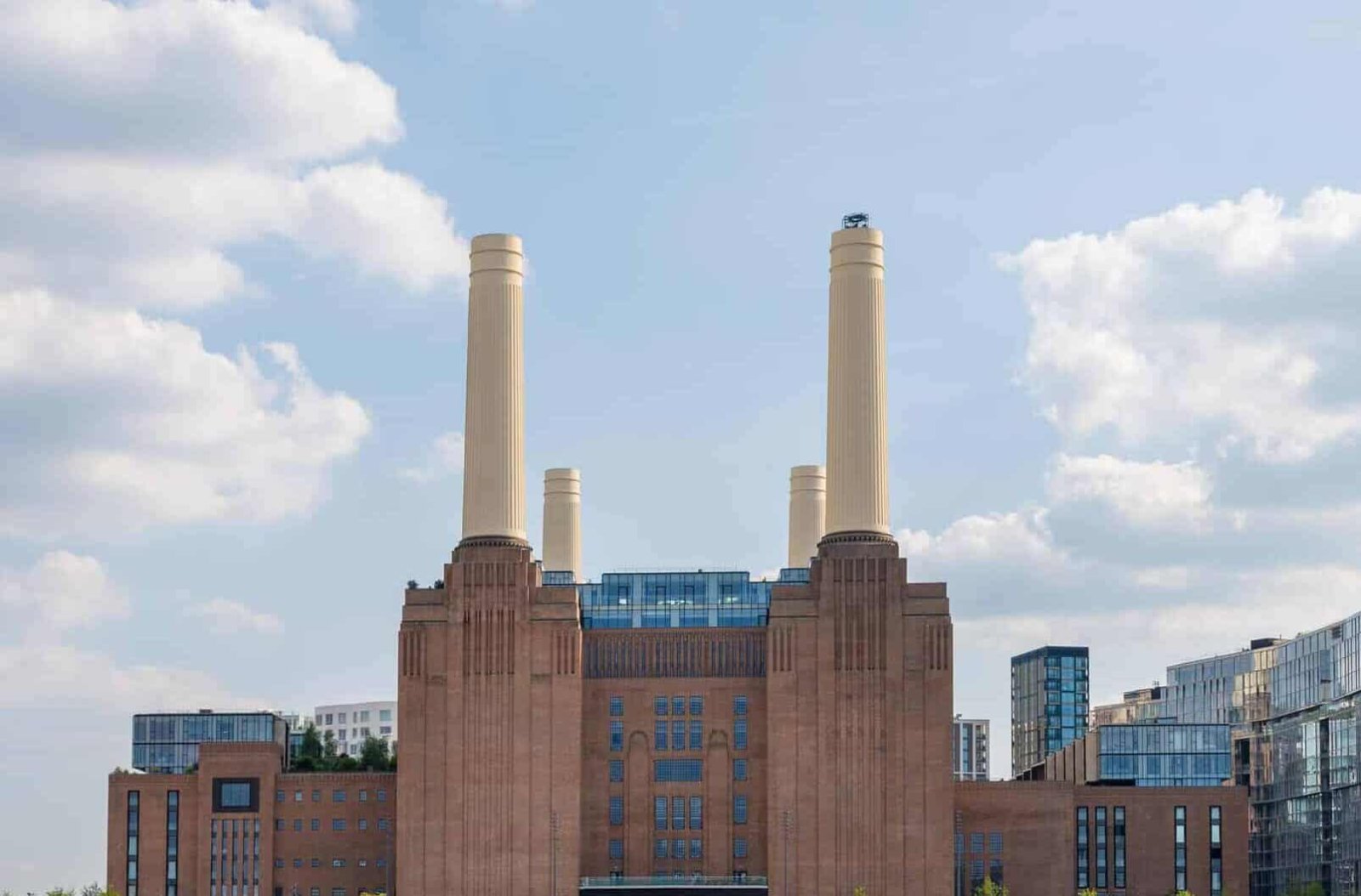 Apple abre casa de shows na usina da capa de Animals, do Pink Floyd