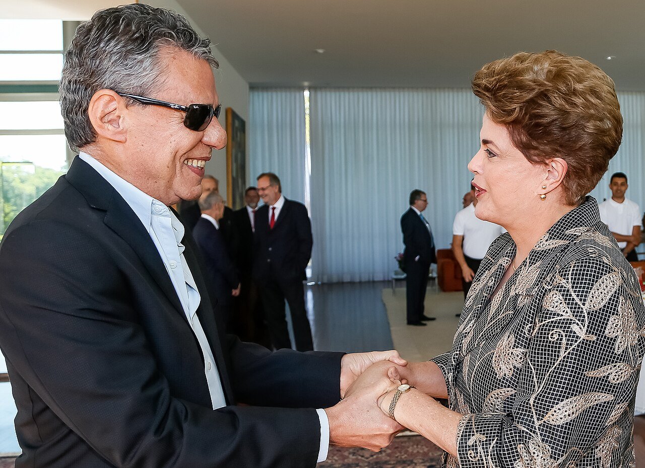 Chico Buarque aciona a polícia contra comentário que considerou ameaça de morte