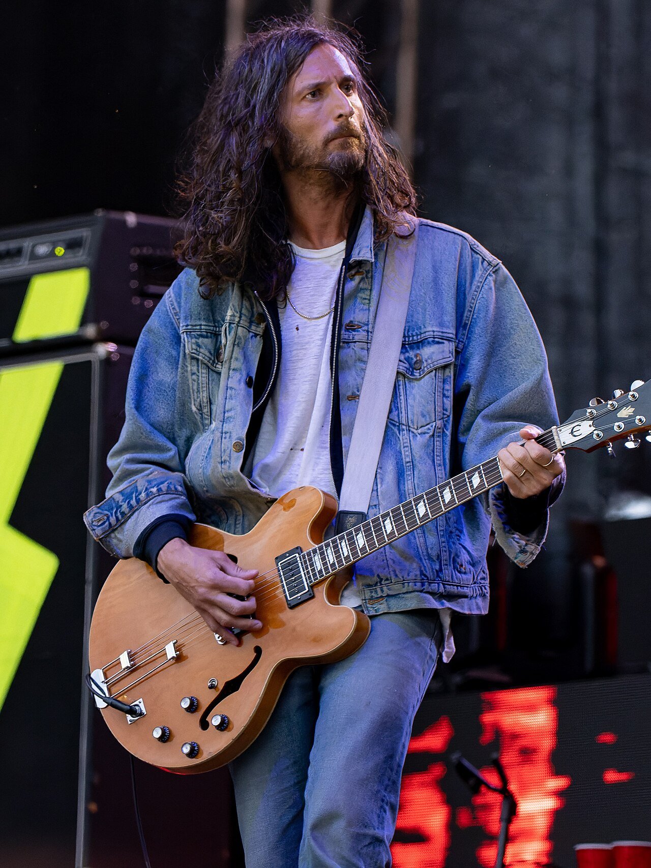 Nick Valensi, afastado da turnê dos Strokes, toca com Jack White em Los Angeles