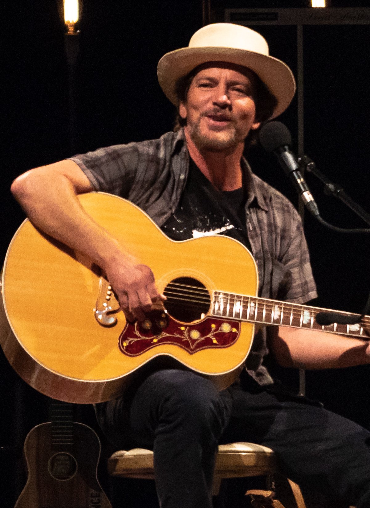 Eddie Vedder canta "American Jesus" com o Bad Religion no Ohana Festival