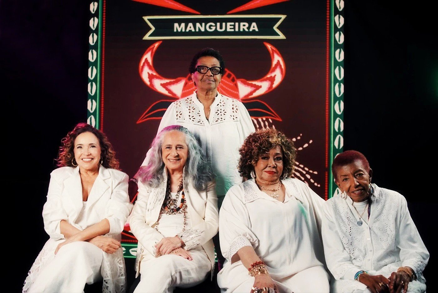 Daniela Mercury, Maria Bethânia, Alcione e Leci Brandão com a presidente da Mangueira, Guanayra Firmino, depois da gravação