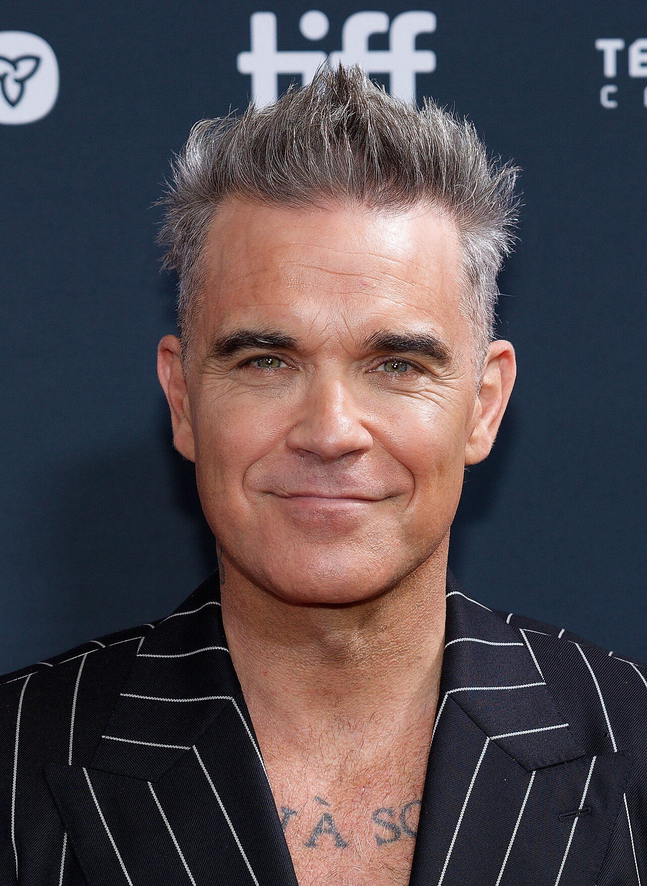 Robbie Williams canta quatro músicas para fãs na porta do hotel em Buenos Aires