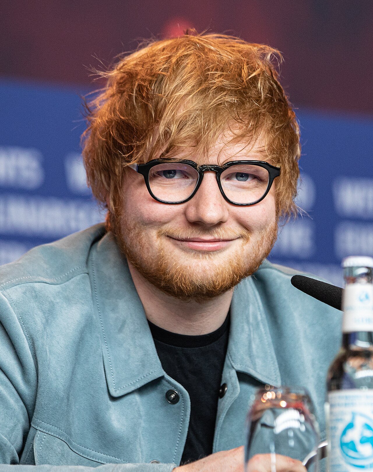 Bono conta que Ed Sheeran pediu para ficar fora da política ao gravar com o U2