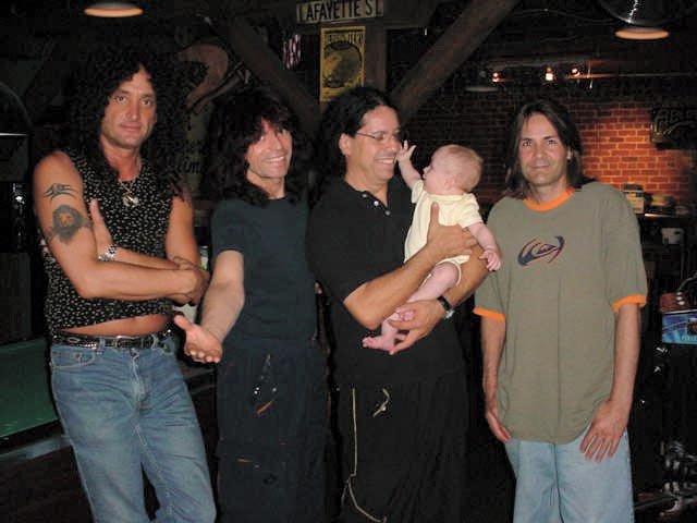 Quiet Riot escolhe John Torra, fã de 23 anos, como novo vocalista
