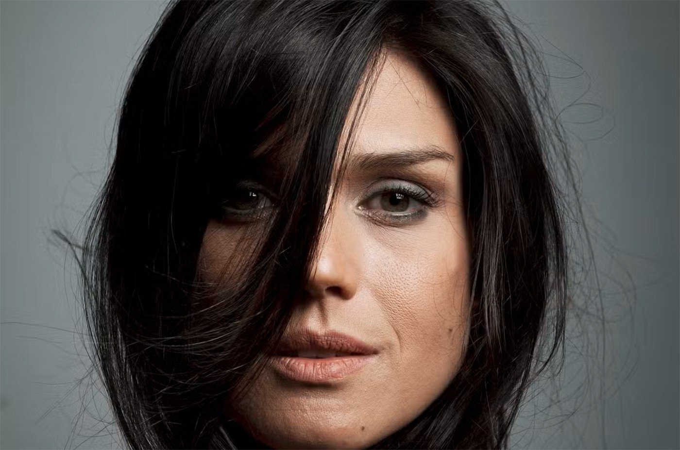 Morre Karina Zeviani, que cantou no Thievery Corporation e no Nouvelle Vague, aos 51 anos