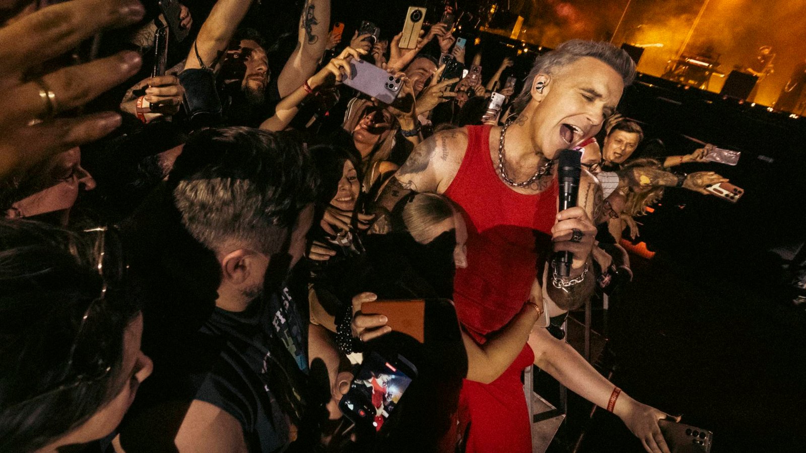 Robbie Williams fala do disco Britpop, com Tony Iommi, antes de show em São Paulo