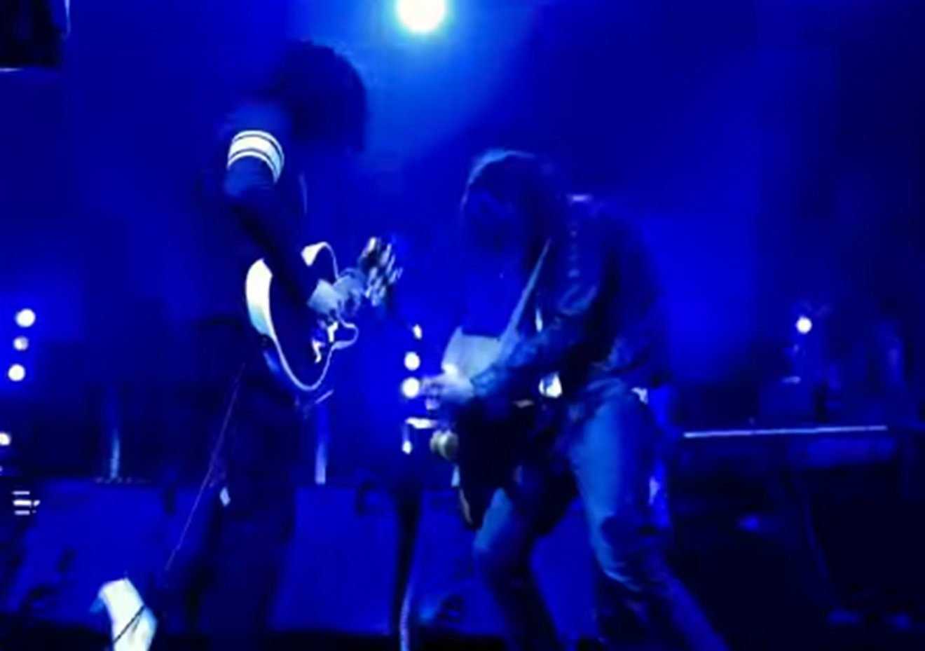 Nick Valensi, dos Strokes, toca com Jack White em Los Angeles, afastado da turnê da banda