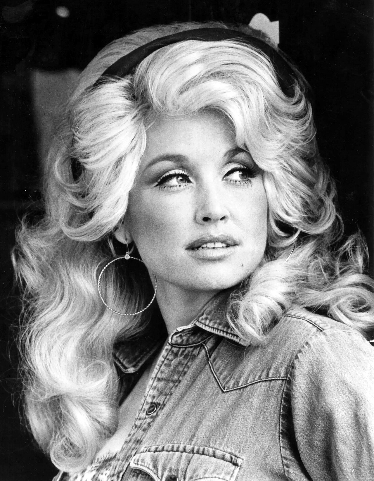Dolly Parton aparece em vídeo gravado antes de morrer para agradecer a professores de música