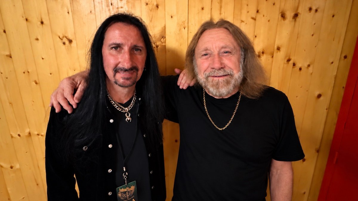 Ian Hill, baixista do Judas Priest desde 1970, se aposenta aos 74 anos