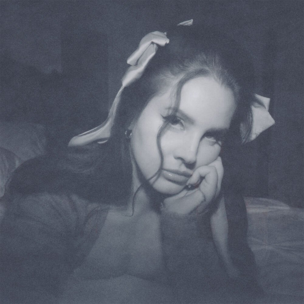 Lana Del Rey volta aos palcos no GP de Singapura, no primeiro show em quase um ano