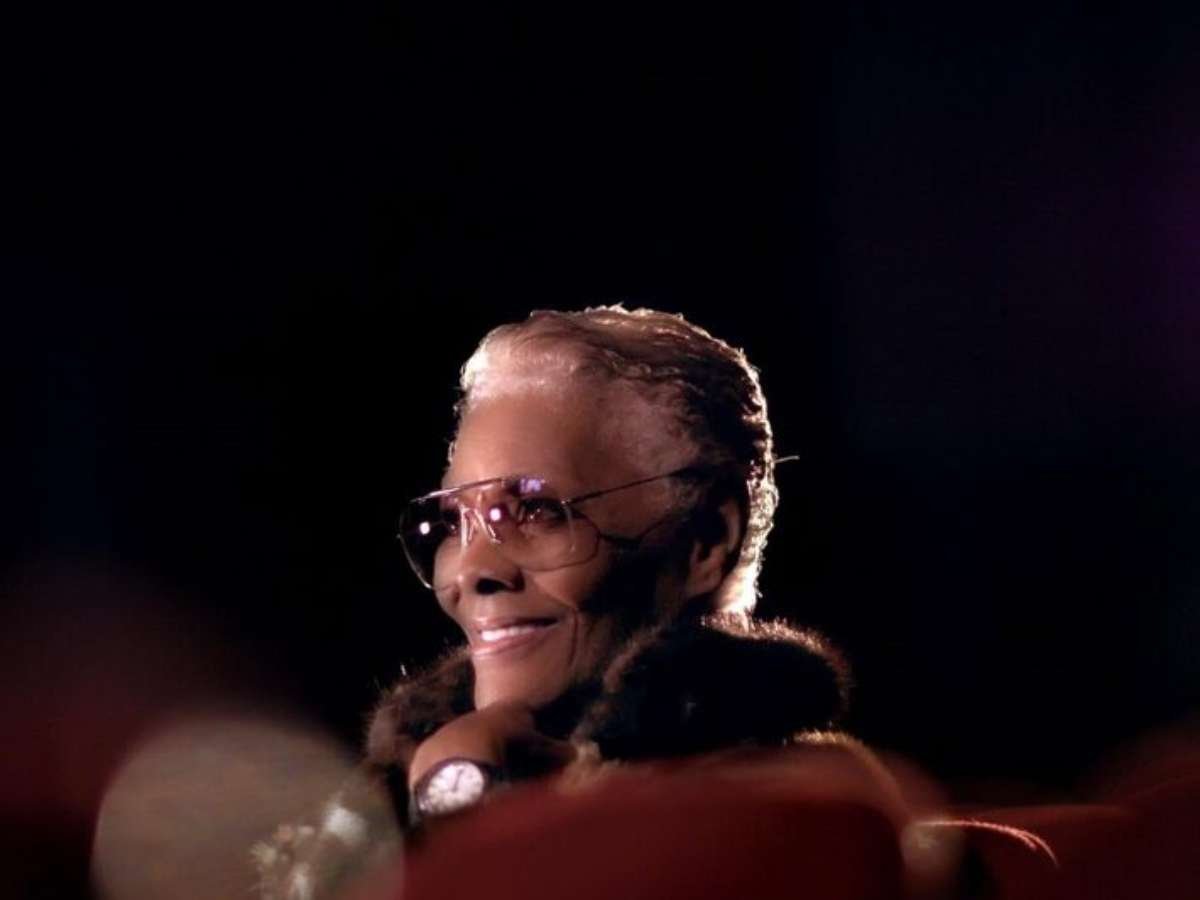 Dionne Warwick cancela show na cidade de Nova York por dor na perna, e produtora diz que não há indicação de cancelamento no Brasil