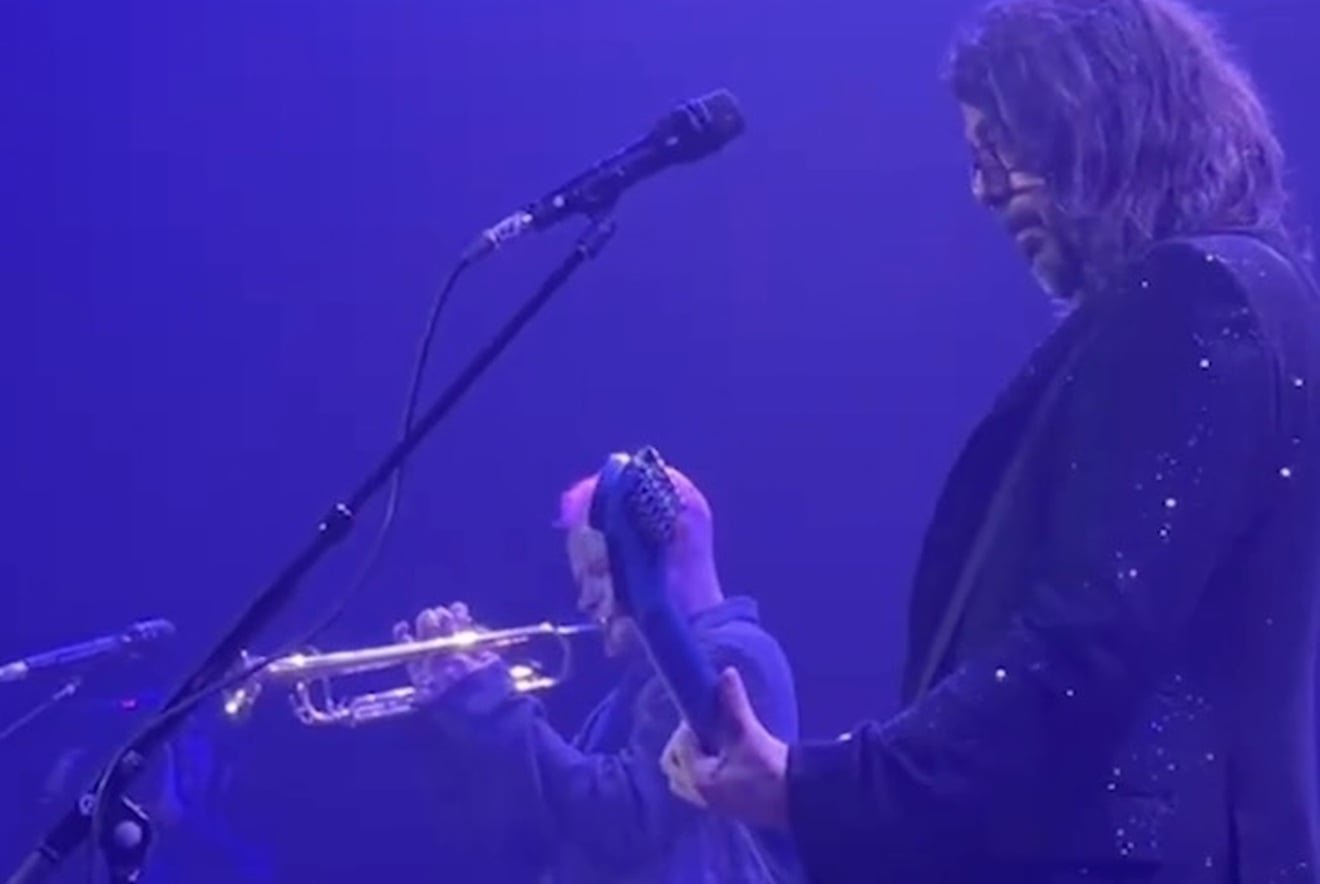 Flea toca "Everlong" no trompete com Dave Grohl em noite beneficente em Los Angeles