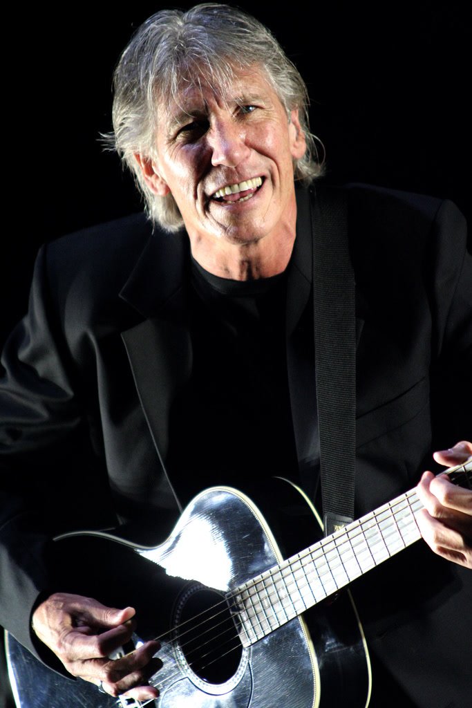 Roger Waters ataca James Hetfield e diz que o vocalista do Metallica "não é músico"