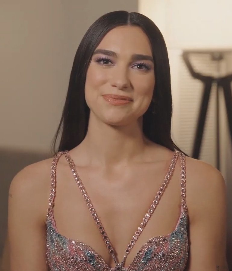 Dua Lipa rebate pedido da Samsung para arquivar processo por uso da imagem dela em caixas de TV